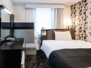 a hotel room with a bed and a desk at APA Hotel Ginza Kyobashi Minami Tokyo Station Yaesu South Gate in Tokyo +33 photos