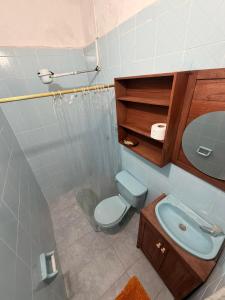 a bathroom with a toilet and a sink at Habitación Laurel Y Tomillo Independiente in Barichara
