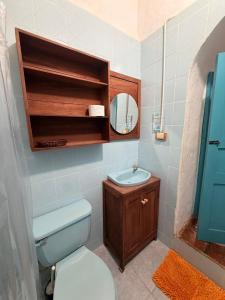 a bathroom with a toilet and a sink and a mirror at Habitación Laurel Y Tomillo Independiente in Barichara