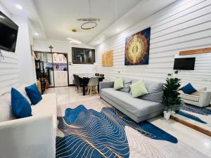 ein Wohnzimmer mit Sofa und Tisch in der Unterkunft La Locanda in Bangkok