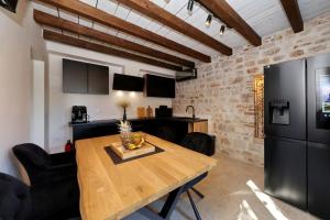 a kitchen and dining room with a table and a refrigerator at Filindvor in Nin
