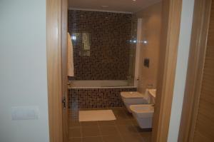 Kúpeľňa v ubytovaní Apartamentos Cedeira