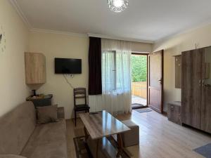ein Wohnzimmer mit Sofa und Tisch in der Unterkunft Hotel Vardzia K A L A in Aspindza