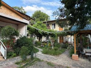 ein Garten, an dem eine Schnur von einem Haus herabhängt in der Unterkunft Hotel Vardzia K A L A in Aspindza