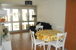 Televízia a/alebo spoločenská miestnosť v ubytovaní Apartamentos Cedeira