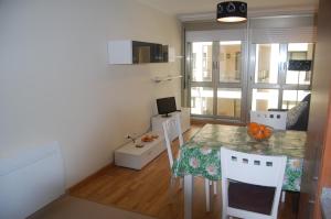 Televízia a/alebo spoločenská miestnosť v ubytovaní Apartamentos Cedeira