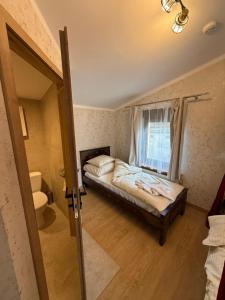 a bedroom with a bed and a window at Tadż Mahal Apartament in Sulechów