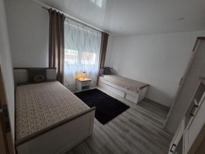 a bedroom with two beds and a window at Ferienwohnung Lüchtringen in Höxter