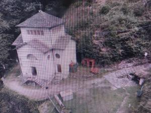 an aerial view of a small white house at casa della marsiglia in Curiglia +2 photos