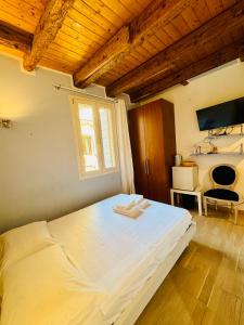 a large white bed in a room with a window at San Marco Romantic Views in Venice