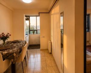 a kitchen and dining room with a table and chairs at Central plaja Neversea in Constanţa