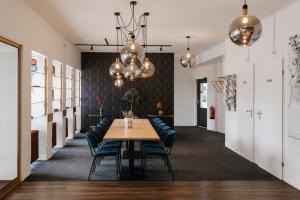 ein Esszimmer mit Tisch und Stühlen in der Unterkunft Hotel De Oringer Marke Odoorn, nabij Emmen in Odoorn + 15 Fotos