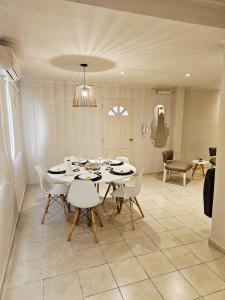 a dining room with a table and chairs at departamento Malbec cosecha 17 in Ciudad Lujan de Cuyo +1 photo
