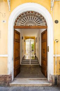 an entrance to a building with two wooden doors at LA CORTE CHARME Diaz in Ravenna