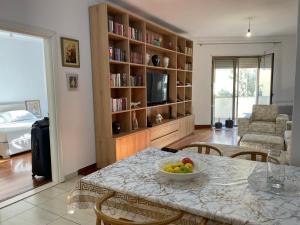 a living room with a table with a bowl of fruit at Vila Konti 42 in Durrës