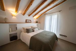 a bedroom with a bed and a window at El Planet - Apartamento con terraza in Benimantell