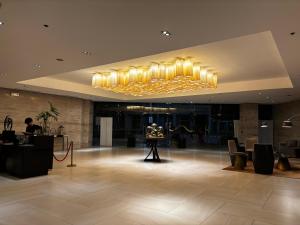 a lobby with a chandelier and a table in it at 8 Newtown Mactan in Pajo