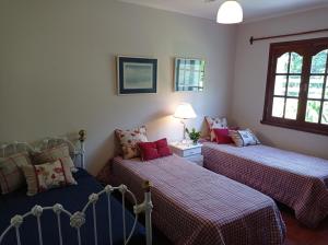 two beds in a bedroom with red and blue at Casa La Bendición in Mar del Plata +27 photos
