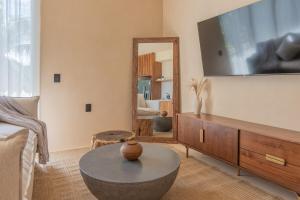a living room with a coffee table and a mirror at PenthouseLuxury - Laguna PoolPriv Paddles in Bacalar