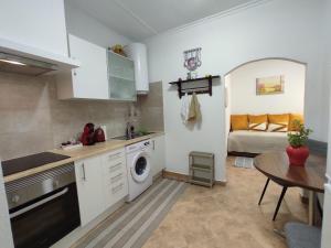 a kitchen with a washing machine and a dining room at Casa Lotus in Aljezur