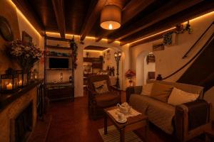 a living room with a couch and a table at Casa sol e mar in Colares