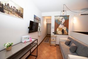 a living room with a couch and a painting on the wall at LA CORTE CHARME Diaz in Ravenna