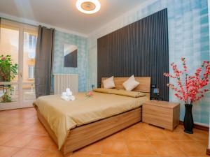 a bedroom with a bed and a vase of flowers at LA CORTE CHARME Diaz in Ravenna