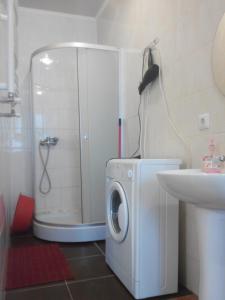 Een badkamer bij Apartments On Beregovskaya 3