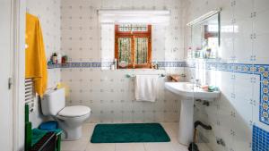 a bathroom with a toilet and a sink at El Remanso de Marie in Órgiva +7 photos