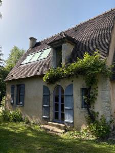 an old house with ivy growing on the side of it at Dreamy Perche landscape in Bivilliers