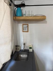 a sink in a small kitchen with a shelf at Monoambiente B en Corrientes Capital in Corrientes +12 photos