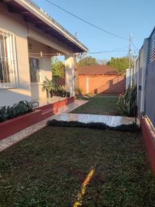 a courtyard of a house with a yard at Casa con dos Dormitorios in Encarnación