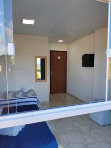 een kamer met een bed en een glazen wand bij Costa Suítes in Maragogi +74 foto's