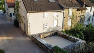 an empty courtyard in front of a building at Gîte La Salamandre in Passenans