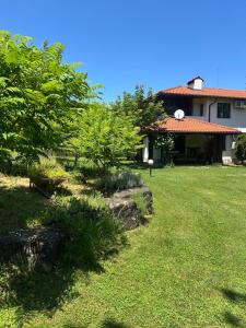 a garden in front of a house at Villa Foresta in Oreshak