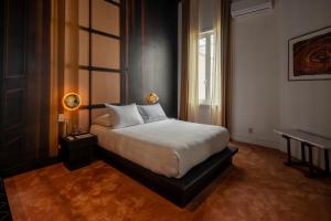 a bedroom with a white bed and a window at Hotel Casa Bosques Pensión in Mexico City