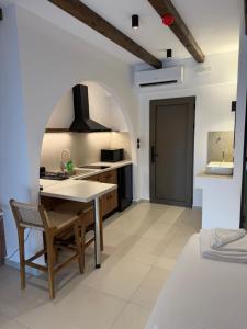 a kitchen with a table and chairs in a room at Salt and stone suites in Vrachonisída touArchangélou