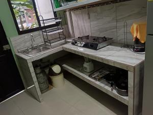 a small kitchen with a sink and a stove at Señora Aura in Hone Creek +8 photos