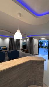 a living room with a blue ceiling at شالية بمسبح وجلسة خارجية- غرفتين نوم وملحق خارجي ومدخل سيارة in Unayzah