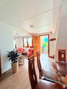 a living room with a table and a couch at Hospedaje Vista Hermosa Salento in Salento