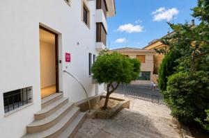 a building with stairs and a tree on the side at Apartamento rural Castillo de Yeste 2 pax Especial Parejas in Yeste