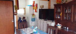 a living room with a table and a television at Mi Paraiso in General Pico
