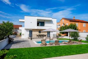 a house with a backyard with a swimming pool at Villa Rocco in Srima