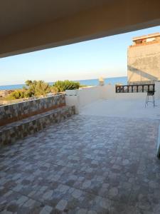a patio with a view of the ocean at Résidence de la mer in Île Pilau