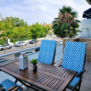 a table and chairs on a balcony with a view of a street at MEDITERRÁNEO Benicarló NG in Benicarló