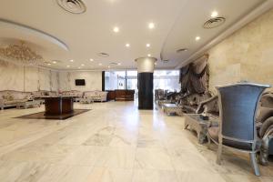 a large room with a lobby with chairs and a table at فندق برج السيف in Mecca