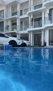 ein Auto, das vor einem Gebäude geparkt ist in der Unterkunft Cross Suites in Tema