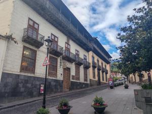 a street with a building with windows and a street light at Casa Rosales in La Orotava