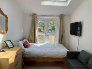a small bedroom with a bed and a window at Oxford Luxury Flat in Oxford