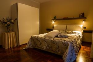 a bedroom with a bed and a vase of flowers at La Gardenia in Montecatini Terme